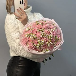 Розовый дуо-букет гвоздик и матрикарий L