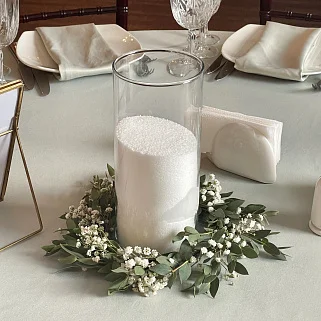 Венок из гипсофилы и эвкалипта на стол гостей