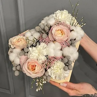 Цветочная композиция Бежевое сердце