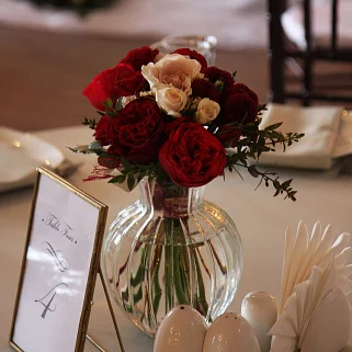 Букет на стол гостей в алых оттенках