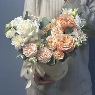 Бежевая цветочная композиция