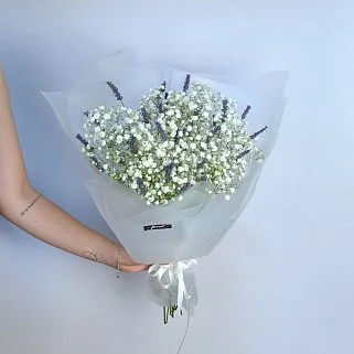 Букет из гипсофилы и лаванды