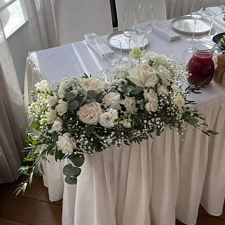 Композиция для президиума в белых оттенках