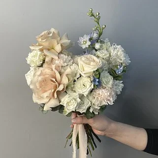 Свадебный букет невесты с голубыми акцентами