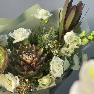 Стойкий экзотический сборный букет