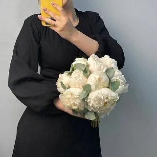 Свадебный букет невесты с белыми пионами