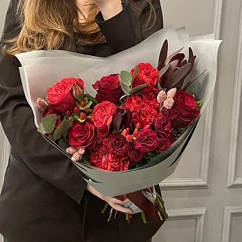 Сборный букет Алый комплимент М