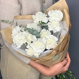 Букет из 15 белых гвоздик с эвкалиптом