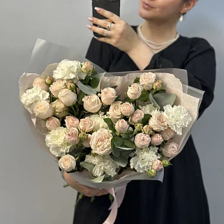 Дуо-букет роз Bombastic и белых гвоздик M