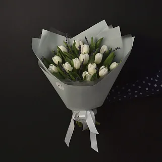 Букет из 15 белых тюльпанов и лаванды