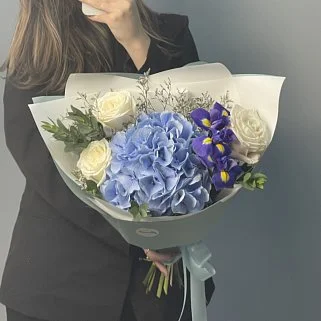 Сборный букет Голубой с гортензией