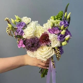 Свадебный букет невесты с лиловыми акцентами