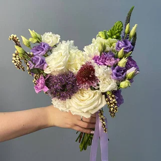 Свадебный букет невесты с лиловыми акцентами