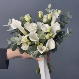 Букет невесты из белых калл, эустомы и эвкалипта