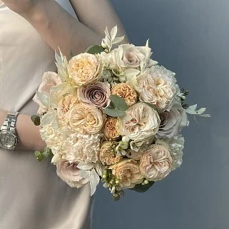 Круглый свадебный букет невесты в кофейных оттенках