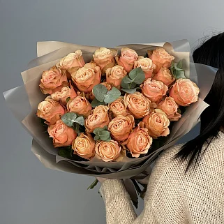 Букет пионовидных роз Kahala и эвкалипта L