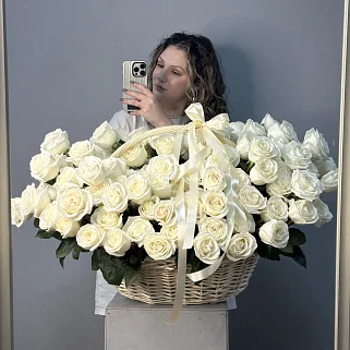 Корзина из 121 премиальной розы