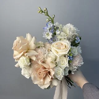 Свадебный букет невесты с голубыми акцентами