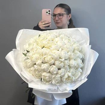 Букет из 51 белого пиона