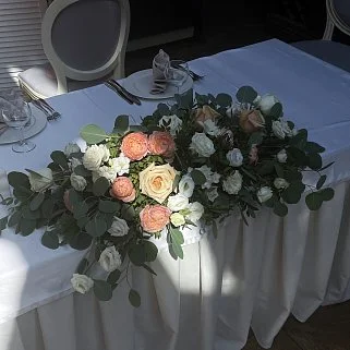 Персиковая композиция для президиума