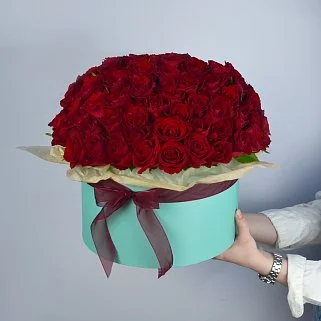 Букет в шляпной коробке из 75 красных роз (Кения)