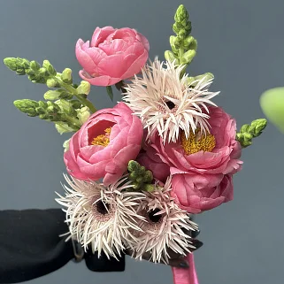 Розовый раскидистый свадебный букет невесты