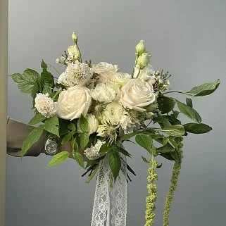 Классический свадебный букет невесты в садовом стиле