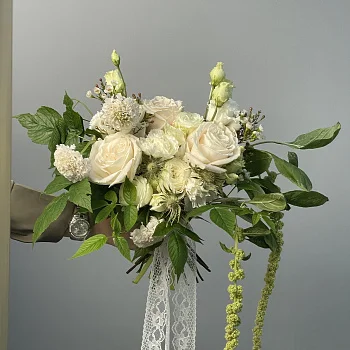 Классический свадебный букет невесты в садовом стиле