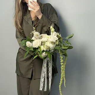 Классический свадебный букет невесты в садовом стиле