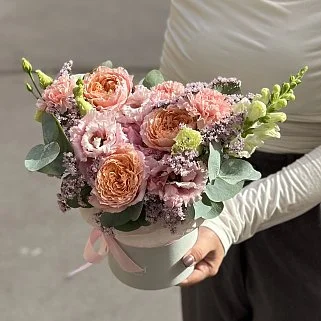 Букет в шляпной коробке Розовое кружево S