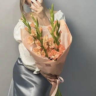 Букет из 5 персиковых гладиолусов