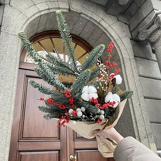 Зимний букет для дома с илексом и хлопком