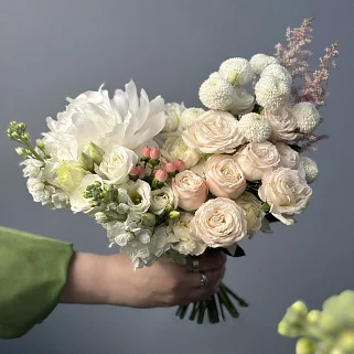 Нежный персиковый свадебный букет невесты