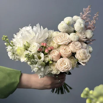 Нежный персиковый свадебный букет невесты