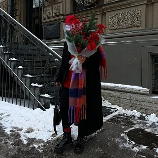 Алый зимний букет