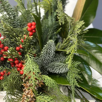 Зимний букет с хвоей и ягодками