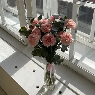 Интерьерный букет из 15 розовых гвоздик и эвкалипта