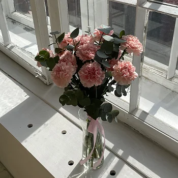 Интерьерный букет из 15 розовых гвоздик и эвкалипта