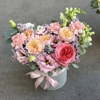 Букет в шляпной коробке Розовое кружево М