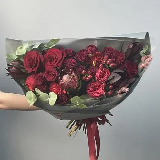 Сборный букет Алый комплимент L