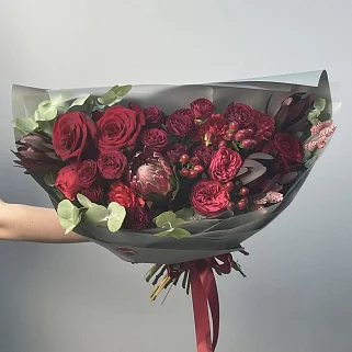 Сборный букет Алый комплимент L