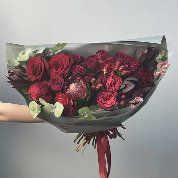 Сборный букет Алый комплимент L