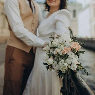 Полевой свадебный букет невесты с пионом #3