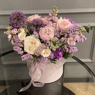 Букет в шляпной коробке Нежный лавандовый