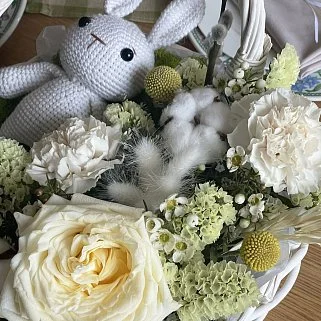 Пасхальная цветочная корзина с зайкой