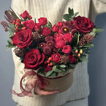 Красная цветочная композиция