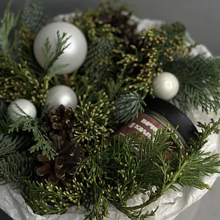 Белая зимняя коробочка с соевой свечой