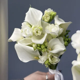 Свадебный букет невесты из калл и фрезии