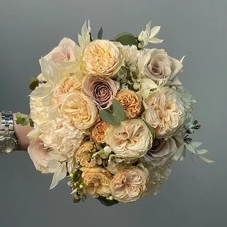 Круглый свадебный букет невесты в кофейных оттенках