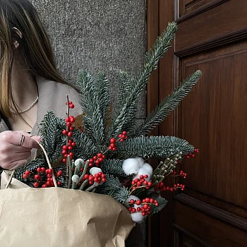 Зимний букет для дома с илексом и хлопком